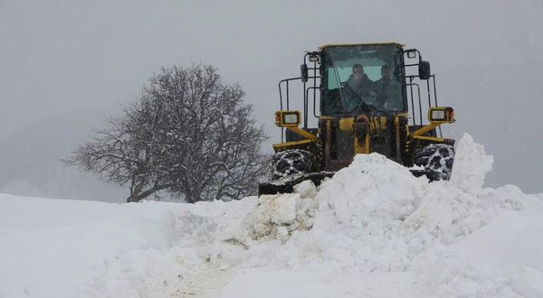 Kar Nedeniyle Kapalı Olan 13 Köy Yolunda Çalışma Sürüyor