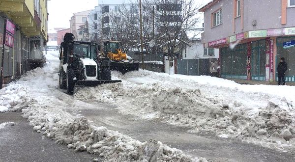 Karlıova'da Karlar Kamyonlarla Kent Dışına Taşınıyor