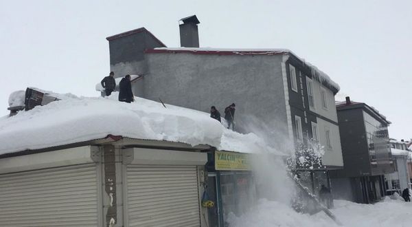 Karlıova’da Esnaf, Çatılarda Biriken Karları Temizledi
