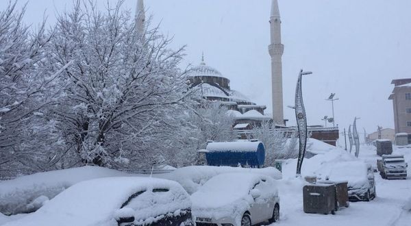 Karlıova’da Kar Yağışı Etkisini Sürdürüyor