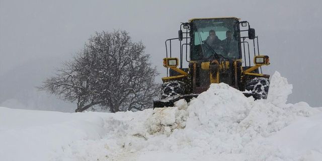 Kar Nedeniyle Kapalı Olan 13 Köy Yolunda Çalışma Sürüyor