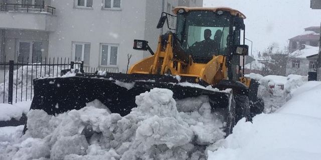Karlıova’da Belediye Ekipleri Kar Temizliğine Devam Ediyor