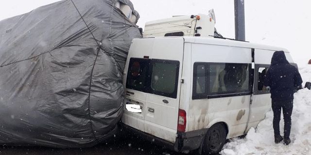 Karlıova’da Minibüs İle Kamyon Çarpıştı: 4 Yaralı