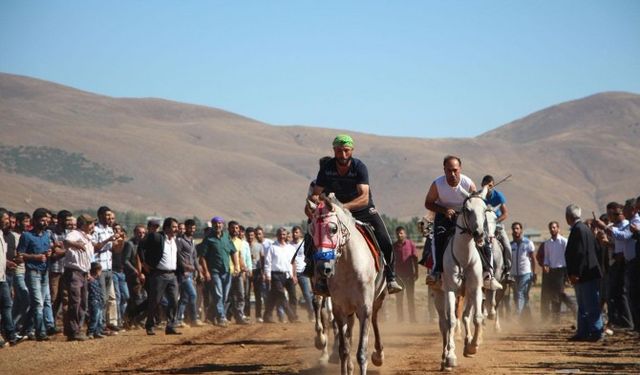 Karlıova’da Geleneksel At Yarışları Düzenlenecek