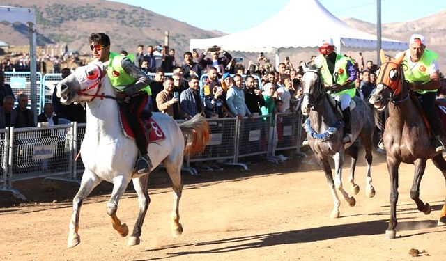 20 Yıl Aradan Sonra Geleneksel At Yarışları Yeniden Yapıldı