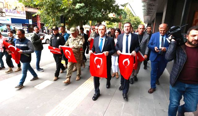 Bingöl’de Esnaf ve Vatandaşlara Türk Bayrağı Dağıtıldı