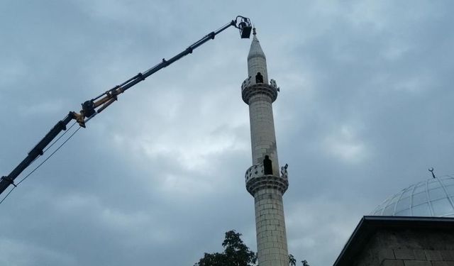 Yıldırımın Düştüğü Minarede Hasar Meydana Geldi