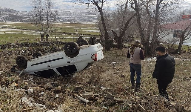 Otomobil Köy İçinde Takla Atarak Kaza Yaptı