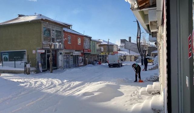 Karlıova’da Yoğun Kar, 40 Köy Yolunu Ulaşıma Kapattı
