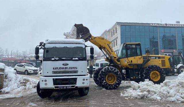 Karlıova’da iki hafta içinde 500 kamyona yakın kar ilçe dışına atıldı