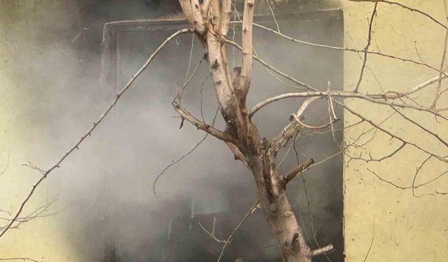 Diyarbakır’da ev yangını: İtfaiye eri yaralandı