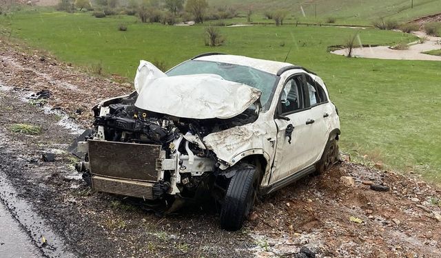 Karlıova Yolunda Otomobil Kaza Yaptı: 1 Yaralı