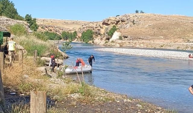 Dicle Nehri’nde mahsur kalan 4 çocuk ve genç kurtarıldı