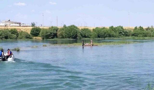 Dicle Nehri’ndeki adacıkta mahsur kalan aile kurtarıldı