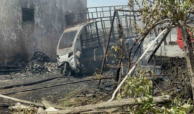 Elazığ’da geri dönüşüm deposunda yangın: Ev, depo ve bir araç kül oldu