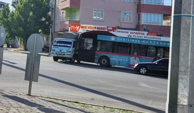 Elazığ’da halk otobüsü ile pikap çarpıştı: 9 yaralı