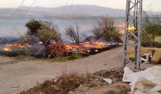 Elazığ’da otluk alanda yangın