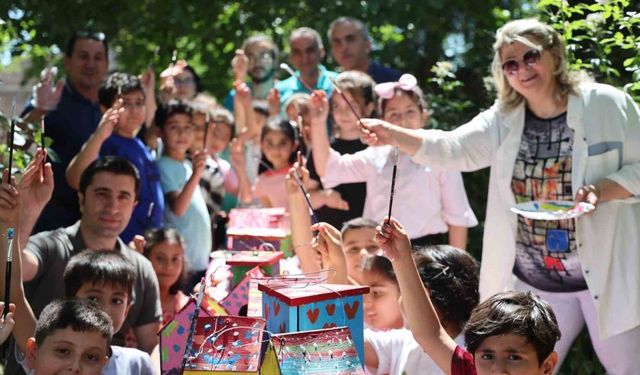 İlkokul öğrencileri sokak hayvanlarının yuvalarını onardı