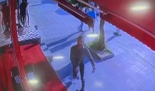 Kentin en işlek caddesinde cam kırıp telefon aldı, elindeki bıçakla tehditler savurdu