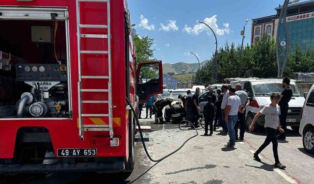 Muş’ta park halindeki araçta yangın çıktı