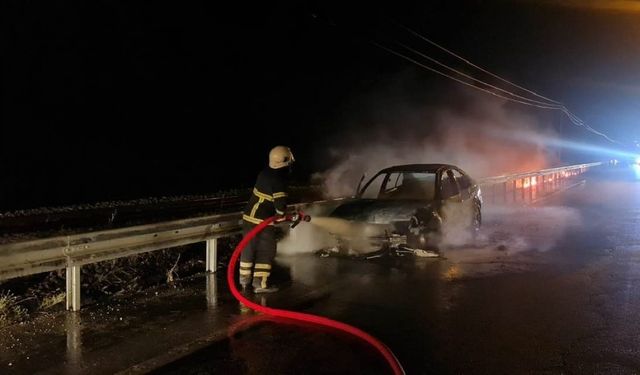 Alevlere teslim olan otomobil küle döndü