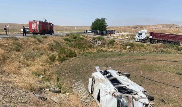 Diyarbakır’da yolcu minibüsü ile pikap çarpıştı: 1’i çocuk 3’ü ağır 14 yaralı