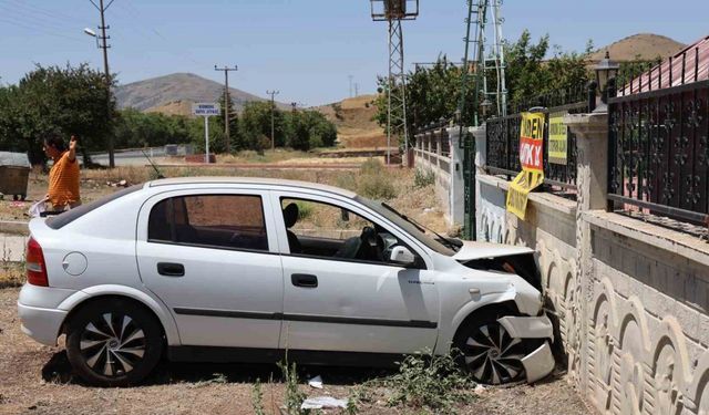 Elazığ’da otomobil bahçe duvarına çarptı: 5 yaralı