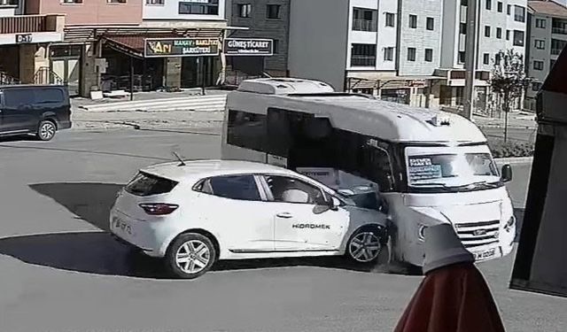 Elazığ’da otomobil ile minibüsün çarpışma anı kameralara yansıdı