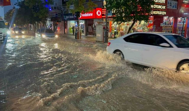 Elazığ’da sağanak etkili oldu, yollar göle döndü