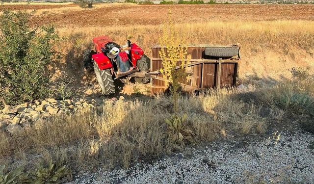 Elazığ’da traktör römorku devrildi