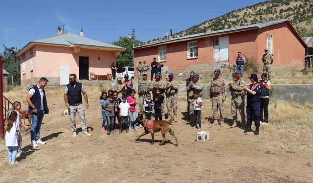 Bingöl’de jandarma ekipleri, öğrencilerle bir araya geldi