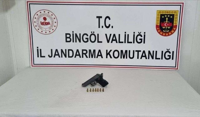 Bingöl’de yol kontrolünde durdurulan araçlarda 2 ruhsatsız silah ele geçirildi