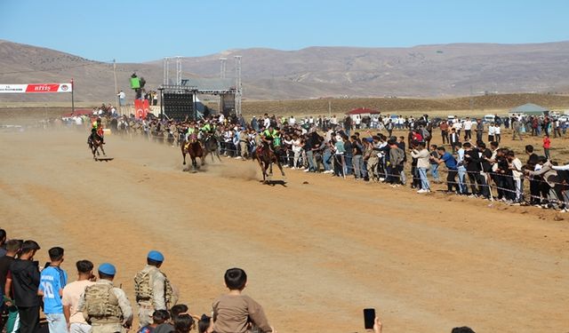 Karlıova’da 2. gelenekse at yarışları