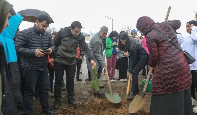 Bingöl’de Yatılı Bölge Okulunda 300 fidan toprakla buluştu