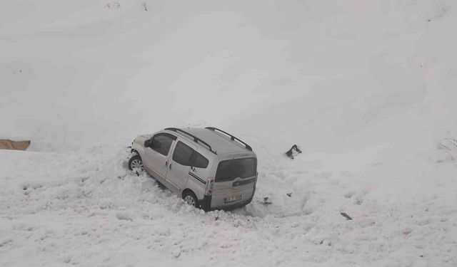 Bingöl’de araç şarampole yuvarlandı: 3 yaralı