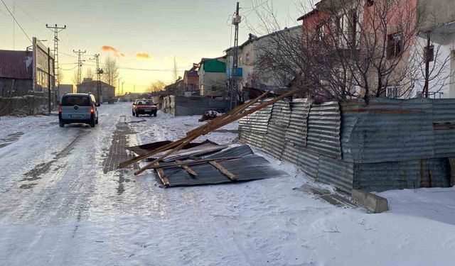 Bingöl’de şiddetli rüzgar ve tipi nedeni ile çatılar uçtu