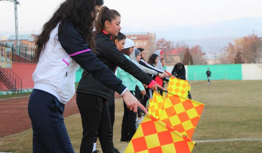 Kızlar futbol hakemi olmak için büyük çaba sarf ediyor