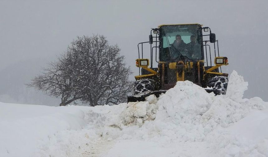 Kar Nedeniyle Kapalı Olan 13 Köy Yolunda Çalışma Sürüyor