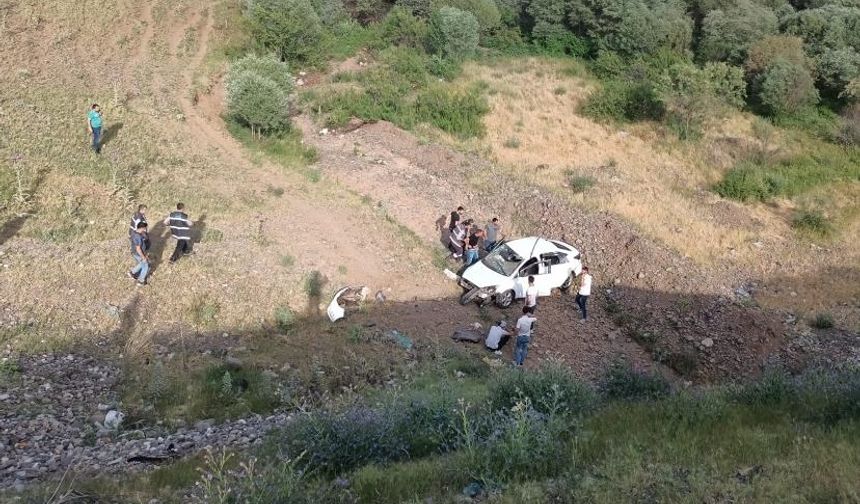 Bingöl'de Otomobil Şarampole Yuvarlandı: 3 Yaralı