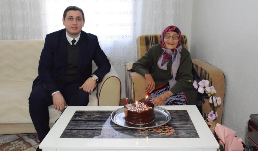 Kaymakamdan 100 Yaşına Giren Şemam Nineye Doğum Günü Sürprizi