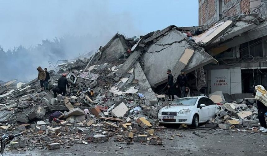Depremde 284 Kişi Hayatını Kaybetti