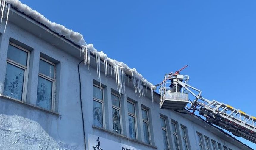 Karlıova’da Tehlike Arz Eden Buz Sarkıtları Temizleniyor