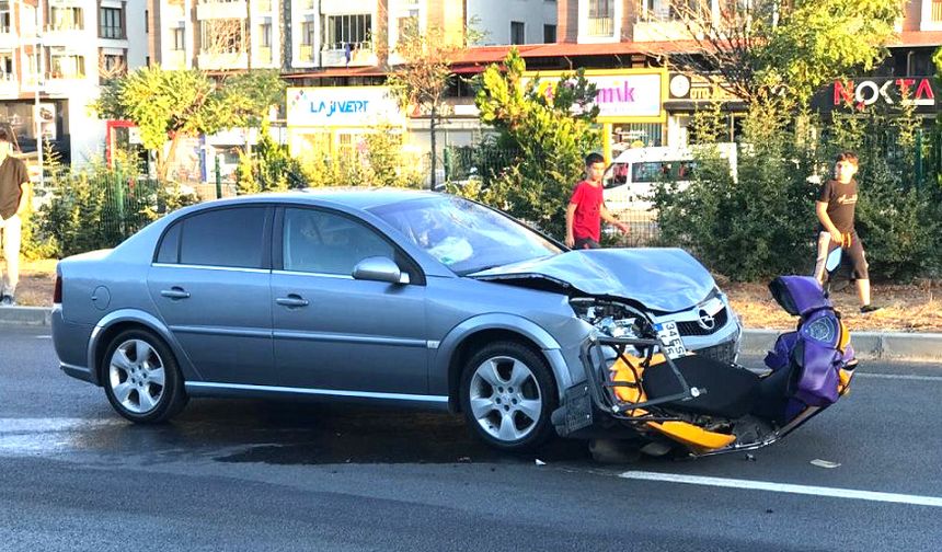 Otomobilin Çarptığı Motorlu Kurye Ağır Yaralandı