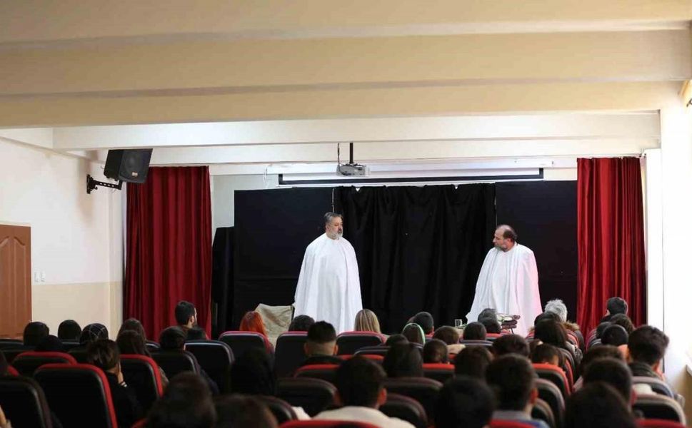Ergani’de öğrenciler tiyatroyla tarihi yolculuğa çıktı