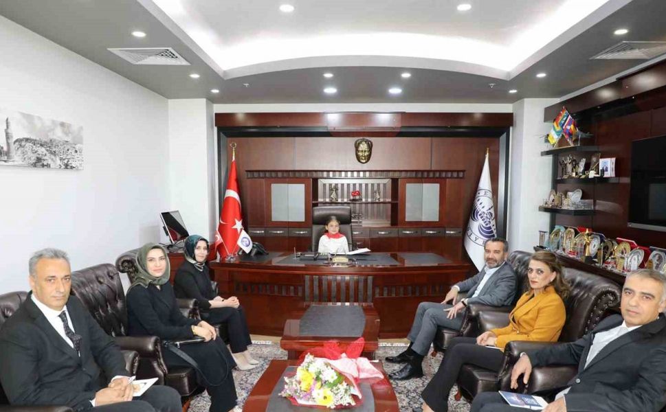 23 Nisanda başkanlık koltuğuna minik Tutar oturdu, talimatını verdi