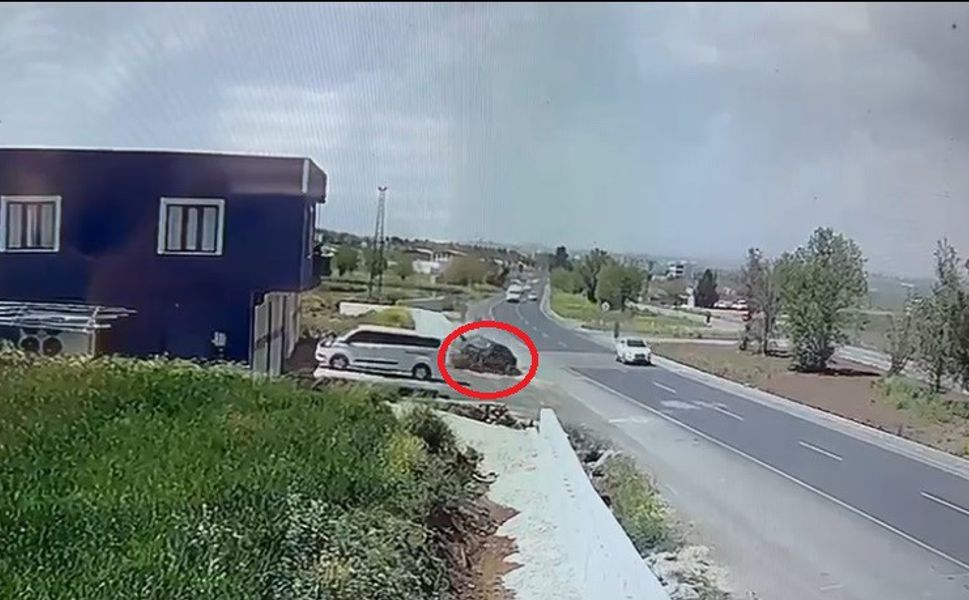 Diyarbakır’da kontrolden çıkan otomobilin kaza anı güvenlik kamerasına yansıdı