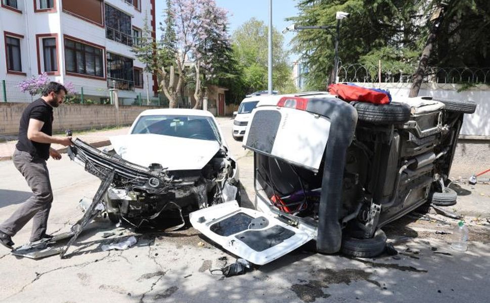 Elazığ’da kazaya karışan hafif ticari araç yan yattı: 1 yaralı