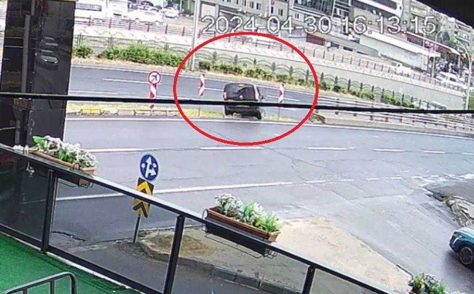 Diyarbakır’da hafif ticari araç sürücüsü dalınca ilginç kaza meydana geldi