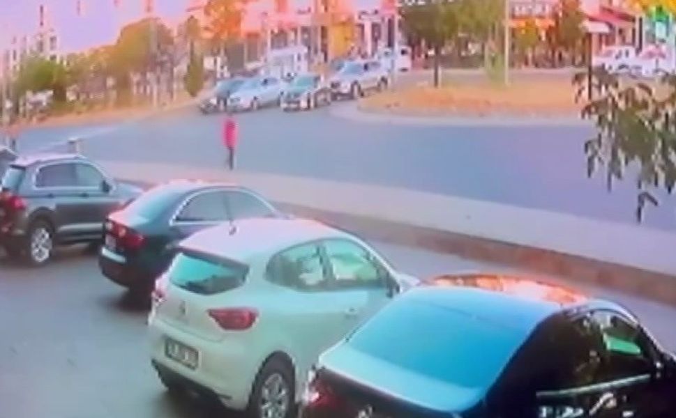 Bingöl’de yolun karşısına geçmeye çalışan çocuğa otomobil çarptı... Feci kaza kamerada
