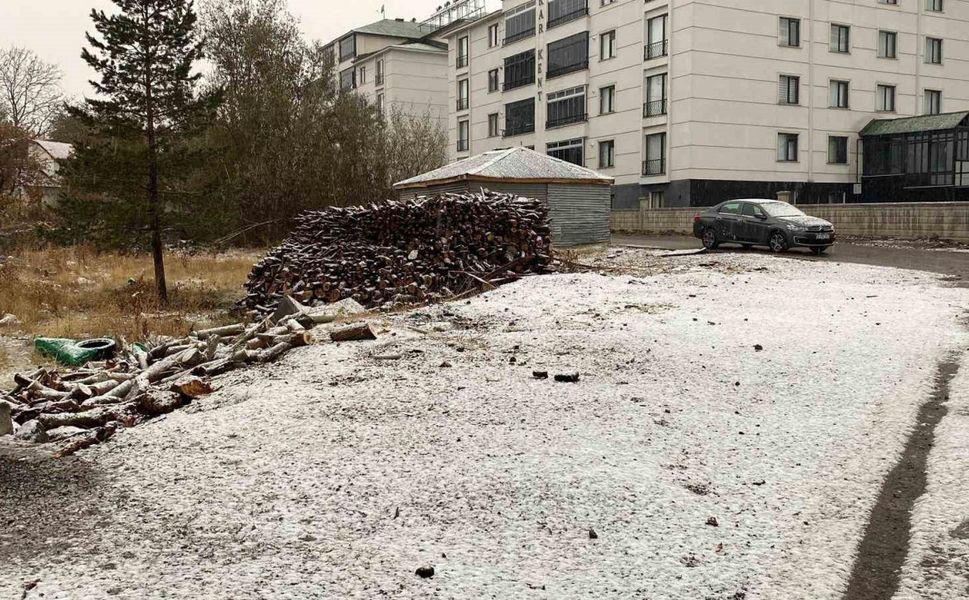 Karlıova’ya mevsimin ilk karı düştü